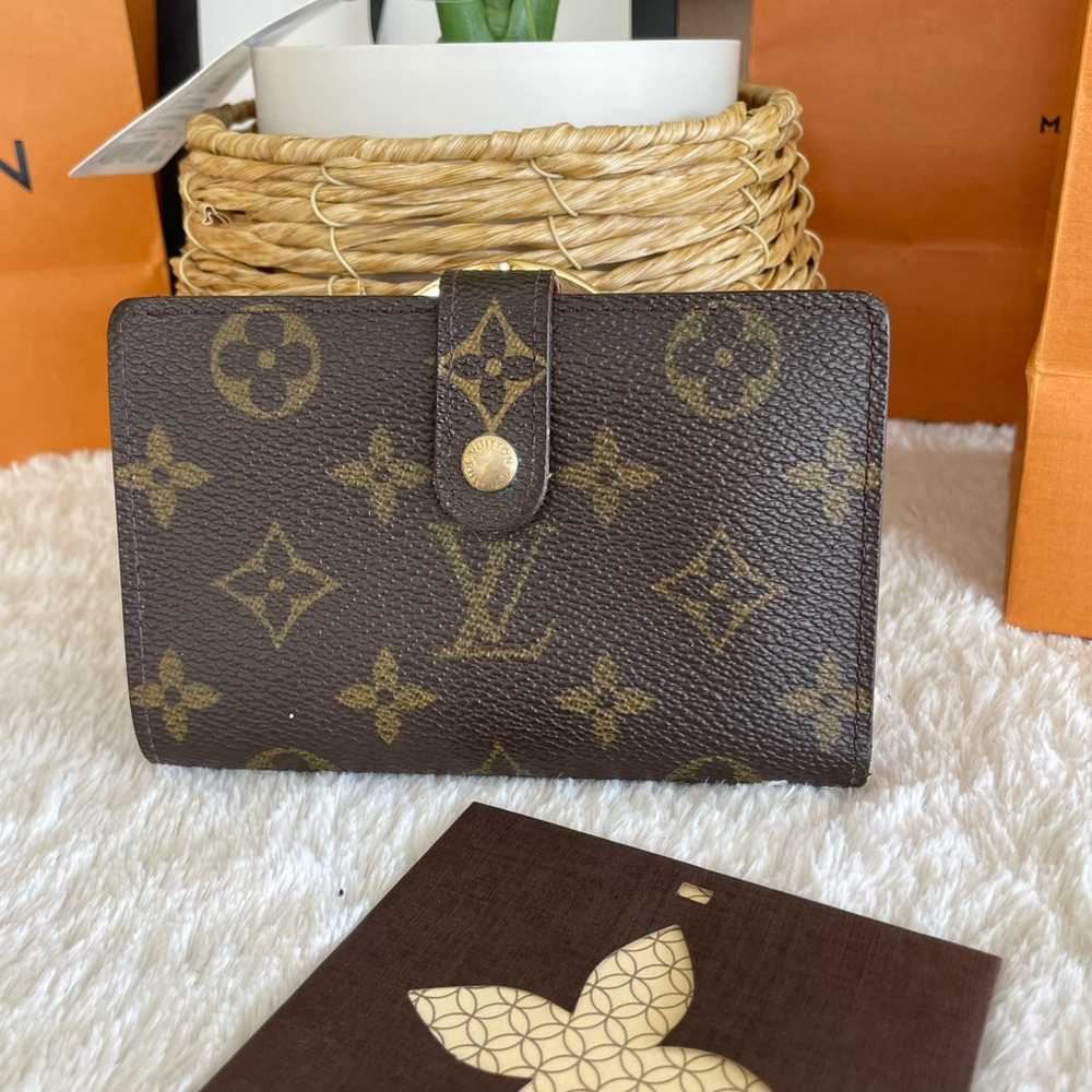 Louis Vuitton kisslock wallet.🤎🤎🤎🩷❤️🩷❤️